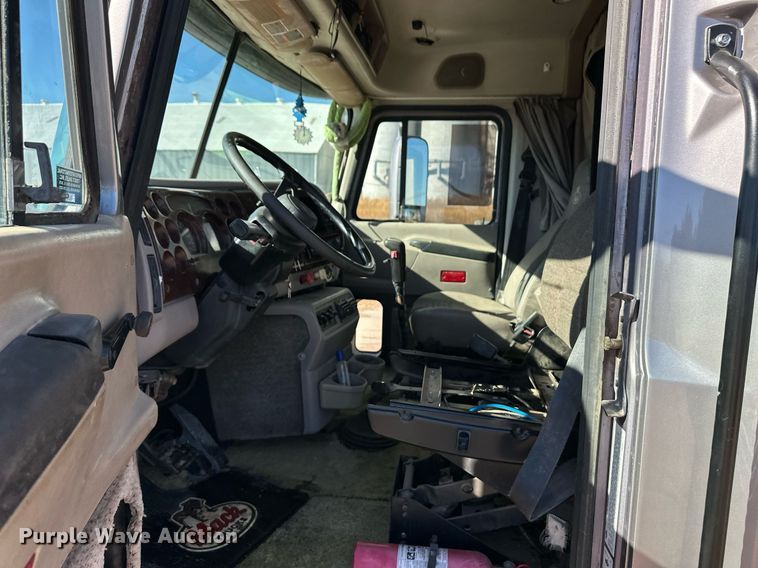 image for item DM2735 2000 Mack CX6 semi truck