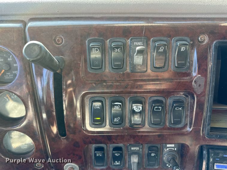 image for item DM2735 2000 Mack CX6 semi truck