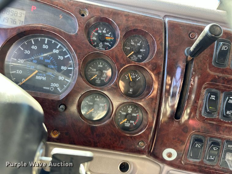 image for item DM2735 2000 Mack CX6 semi truck