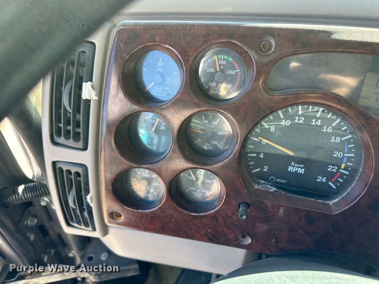 image for item DM2735 2000 Mack CX6 semi truck