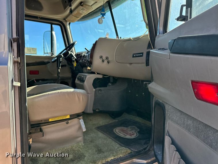 image for item DM2735 2000 Mack CX6 semi truck