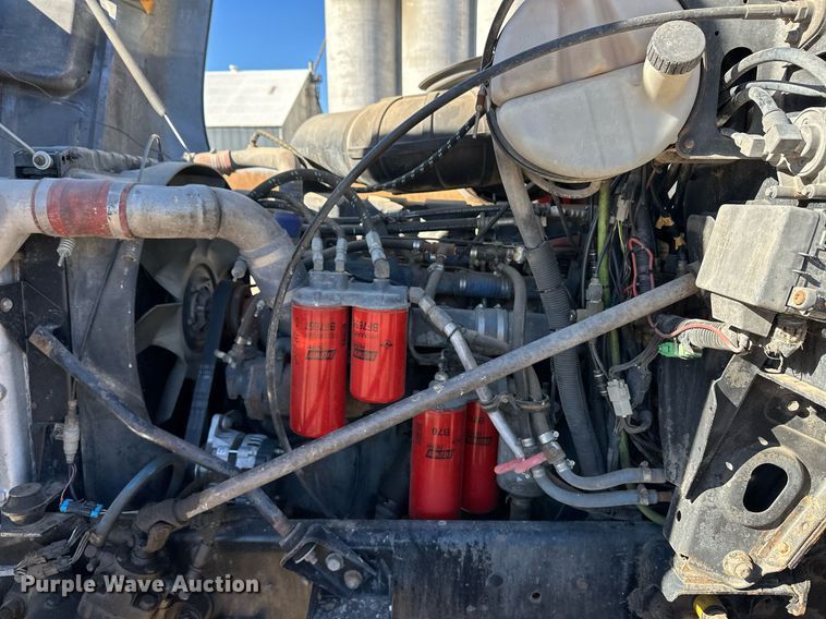 image for item DM2735 2000 Mack CX6 semi truck