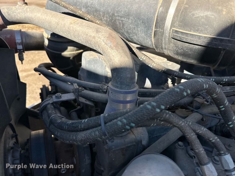 image for item DM2735 2000 Mack CX6 semi truck