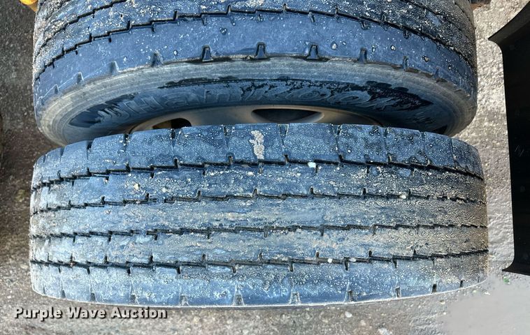 image for item DM2735 2000 Mack CX6 semi truck