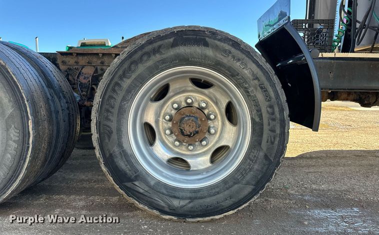 image for item DM2735 2000 Mack CX6 semi truck