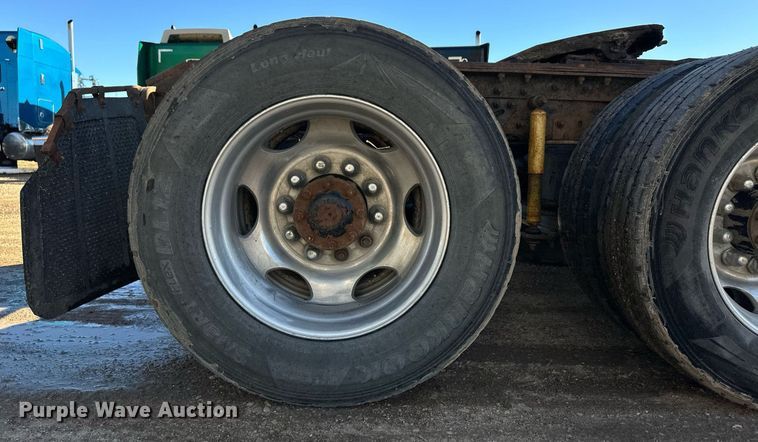 image for item DM2735 2000 Mack CX6 semi truck