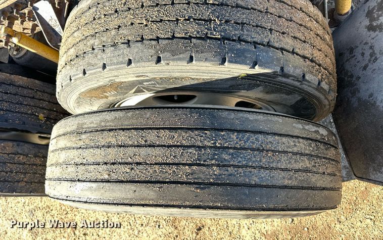 image for item DM2735 2000 Mack CX6 semi truck