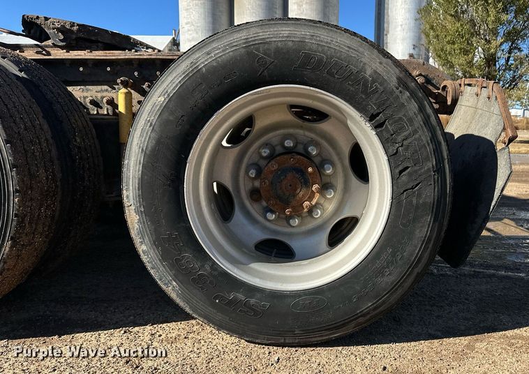 image for item DM2735 2000 Mack CX6 semi truck