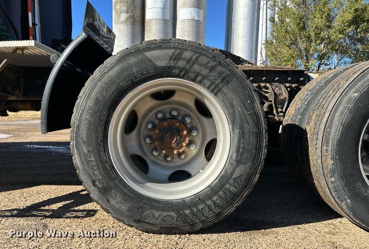 image for item DM2735 2000 Mack CX6 semi truck