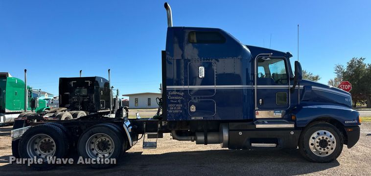image for item DM2736 2005 Kenworth T600 semi truck