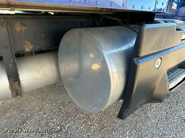 image for item DM2736 2005 Kenworth T600 semi truck