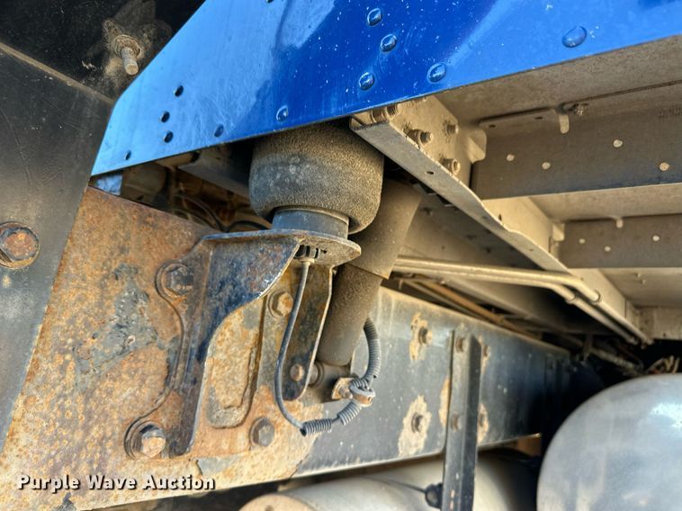 image for item DM2736 2005 Kenworth T600 semi truck