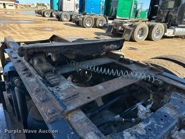 image for item DM2736 2005 Kenworth T600 semi truck