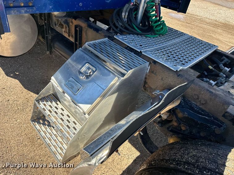 image for item DM2736 2005 Kenworth T600 semi truck