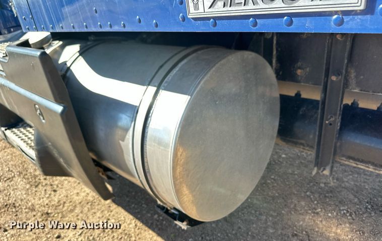 image for item DM2736 2005 Kenworth T600 semi truck