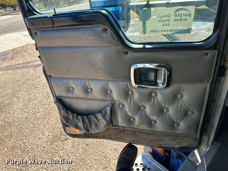 image for item DM2736 2005 Kenworth T600 semi truck