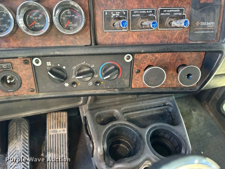 image for item DM2736 2005 Kenworth T600 semi truck