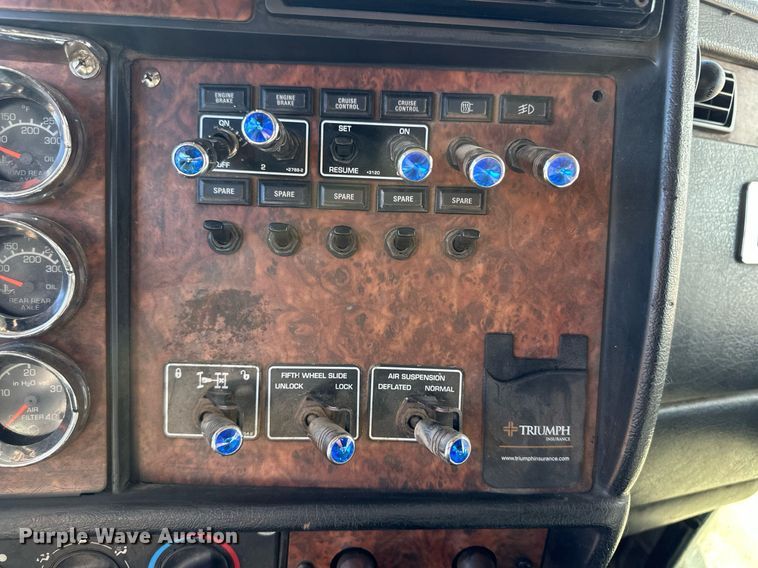 image for item DM2736 2005 Kenworth T600 semi truck