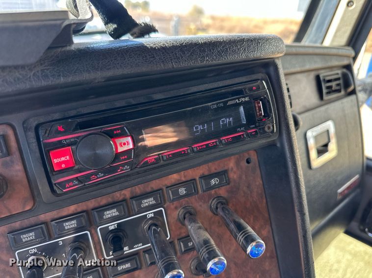 image for item DM2736 2005 Kenworth T600 semi truck