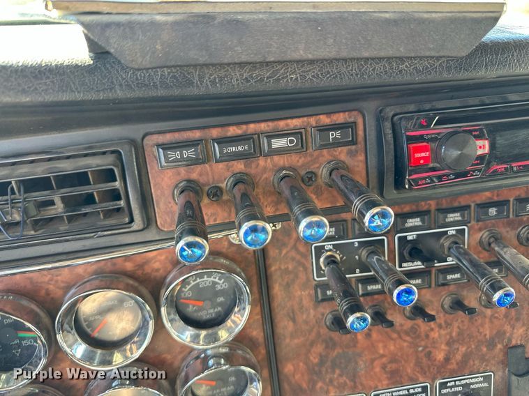 image for item DM2736 2005 Kenworth T600 semi truck