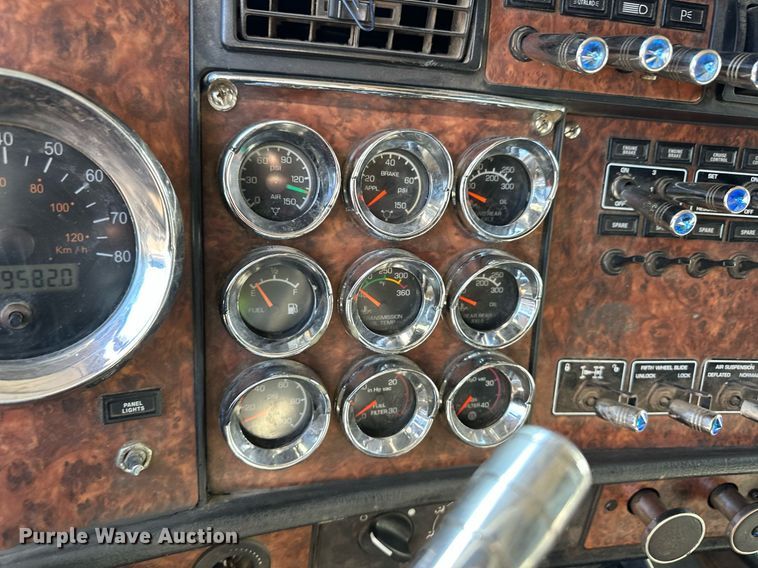 image for item DM2736 2005 Kenworth T600 semi truck