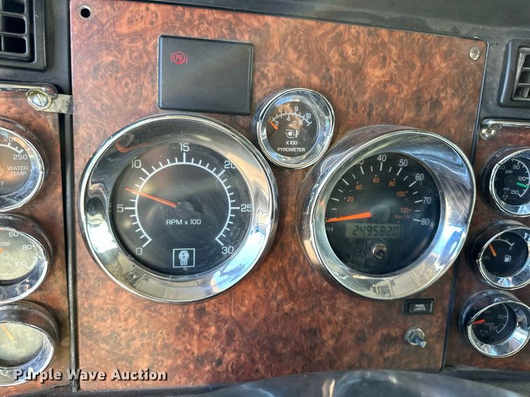 image for item DM2736 2005 Kenworth T600 semi truck