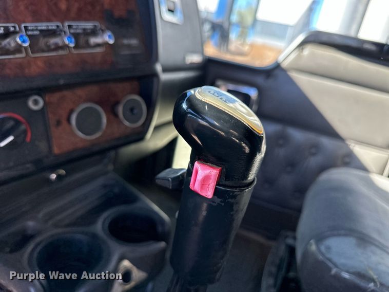 image for item DM2736 2005 Kenworth T600 semi truck