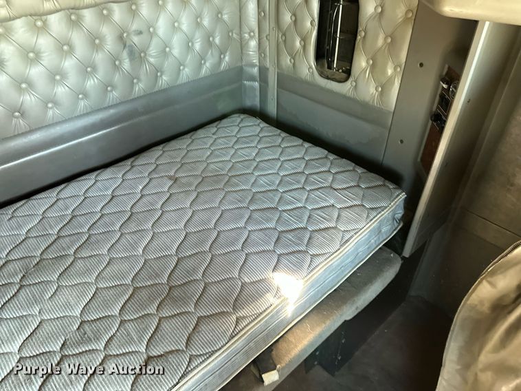 image for item DM2736 2005 Kenworth T600 semi truck