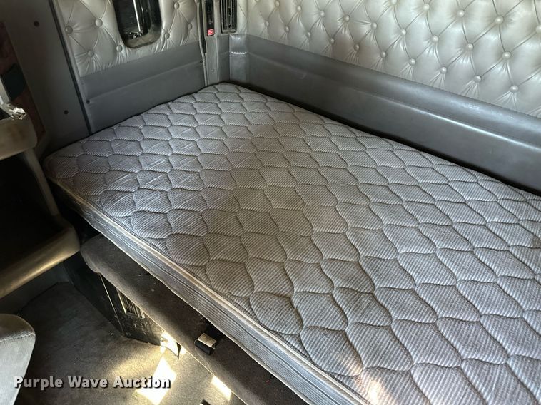 image for item DM2736 2005 Kenworth T600 semi truck