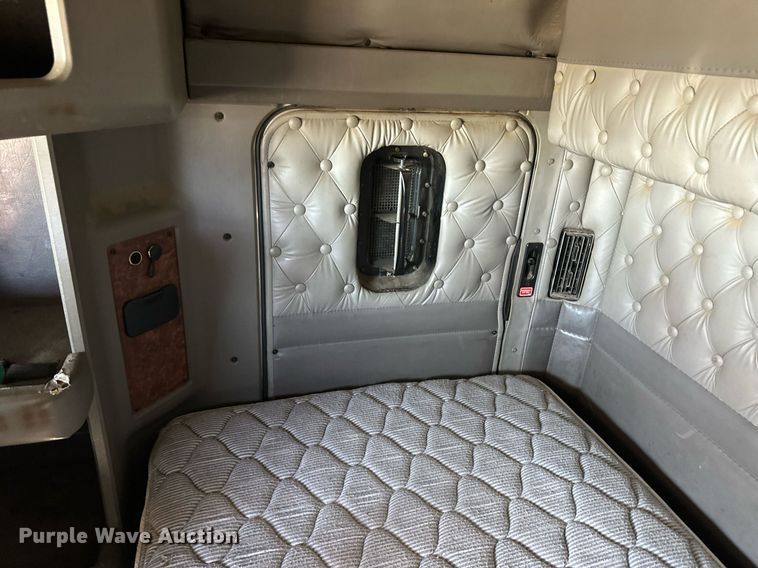 image for item DM2736 2005 Kenworth T600 semi truck