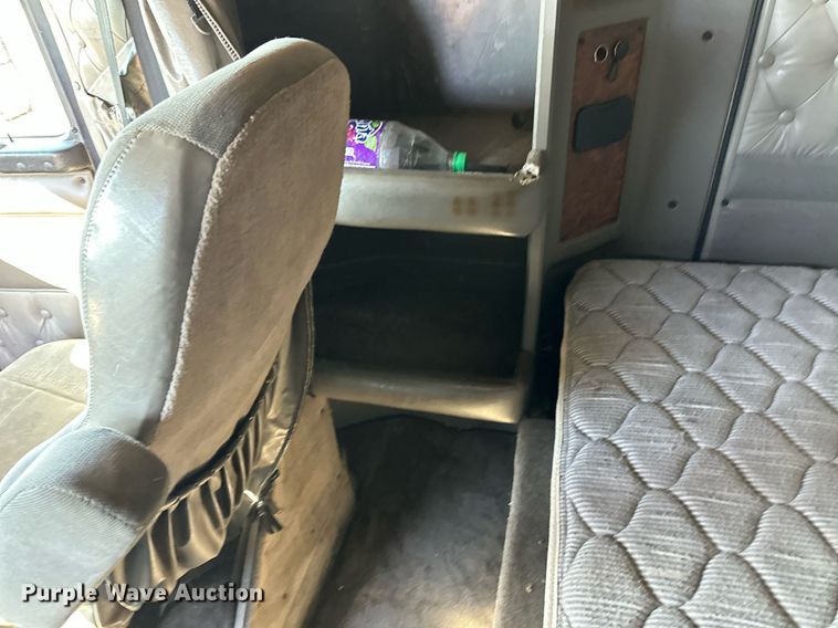 image for item DM2736 2005 Kenworth T600 semi truck