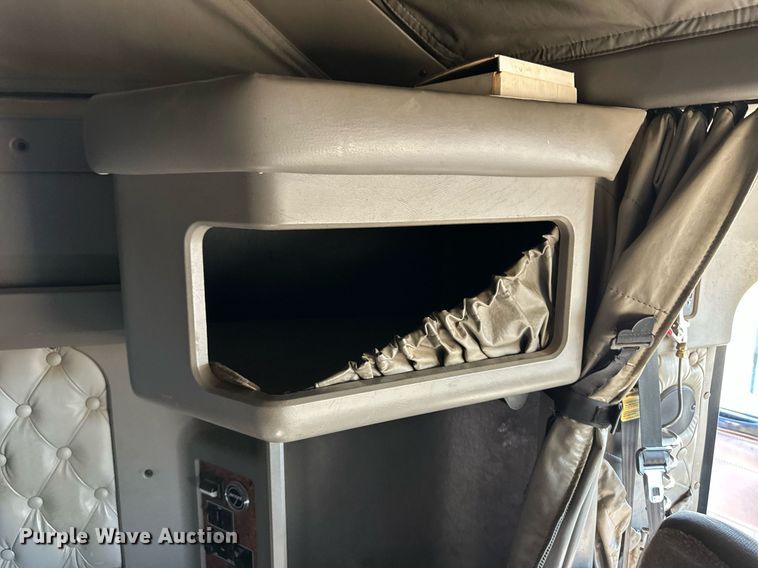 image for item DM2736 2005 Kenworth T600 semi truck