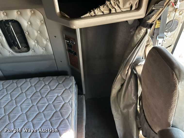 image for item DM2736 2005 Kenworth T600 semi truck