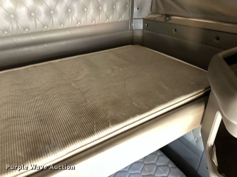 image for item DM2736 2005 Kenworth T600 semi truck