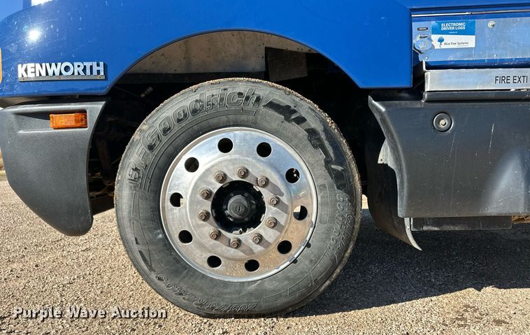 image for item DM2736 2005 Kenworth T600 semi truck