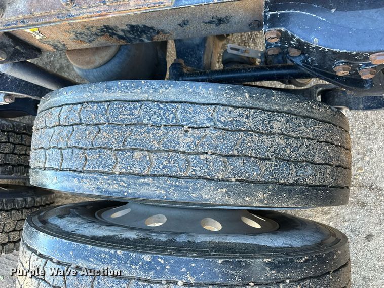 image for item DM2736 2005 Kenworth T600 semi truck