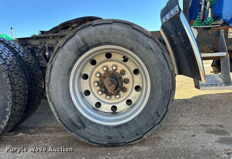 image for item DM2736 2005 Kenworth T600 semi truck