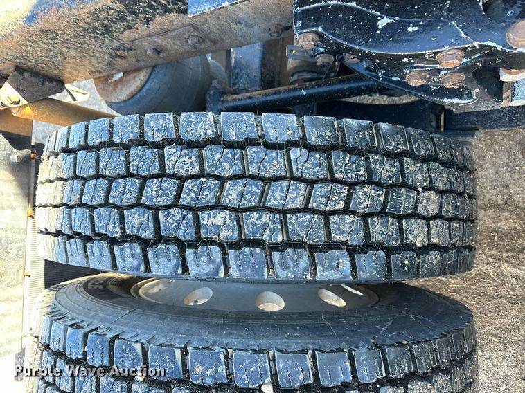 image for item DM2736 2005 Kenworth T600 semi truck