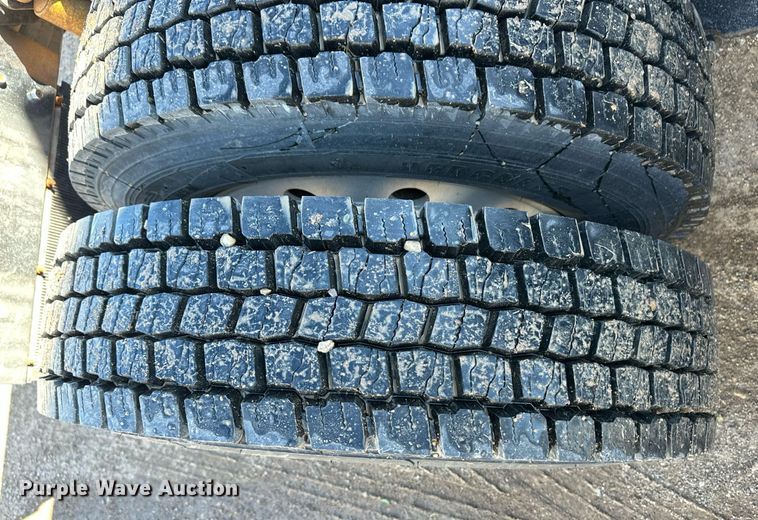 image for item DM2736 2005 Kenworth T600 semi truck