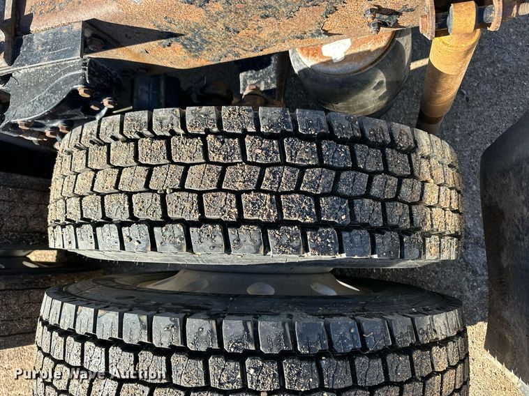 image for item DM2736 2005 Kenworth T600 semi truck