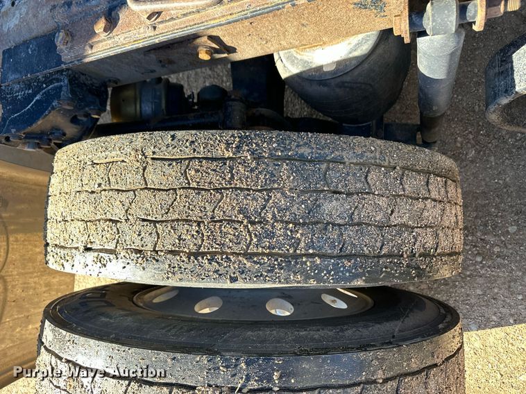 image for item DM2736 2005 Kenworth T600 semi truck