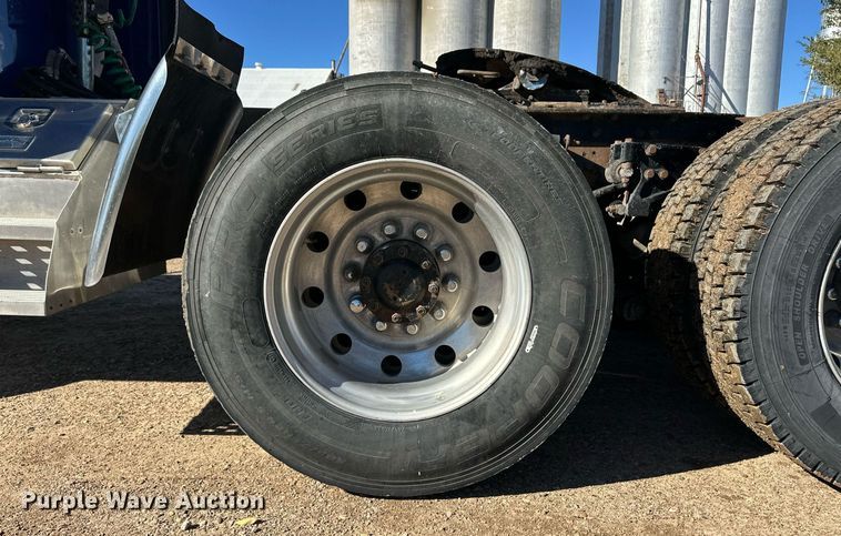 image for item DM2736 2005 Kenworth T600 semi truck