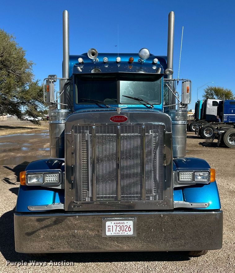 image for item DM2737 1997 Peterbilt 379 semi truck