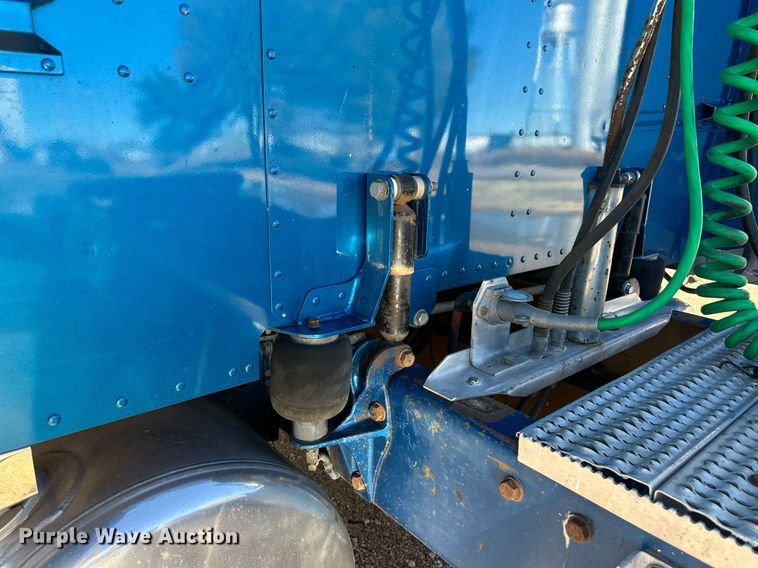 image for item DM2737 1997 Peterbilt 379 semi truck