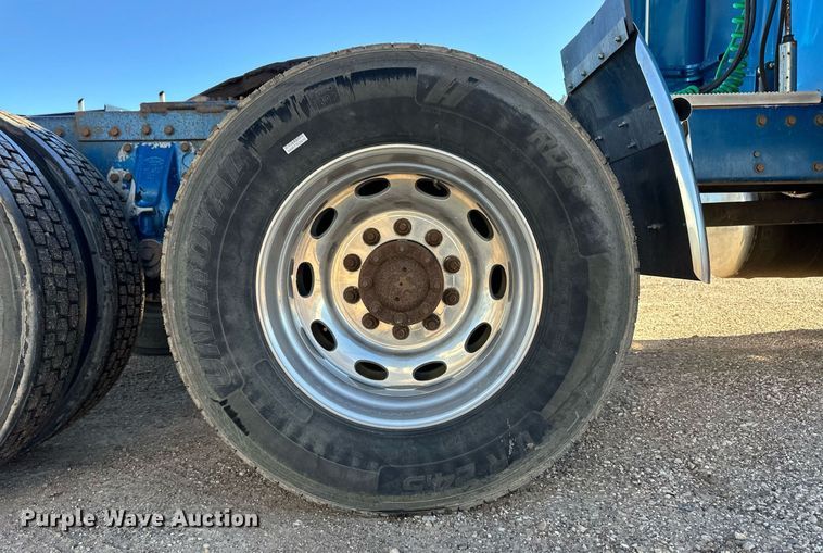 image for item DM2737 1997 Peterbilt 379 semi truck