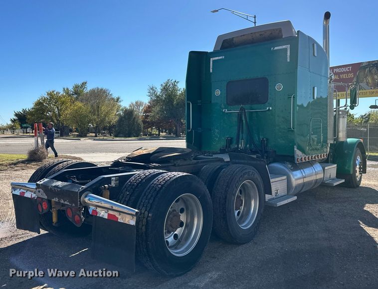 image for item DM2738 2006 Peterbilt 379 semi truck