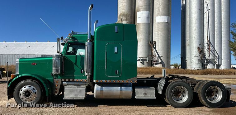 image for item DM2738 2006 Peterbilt 379 semi truck