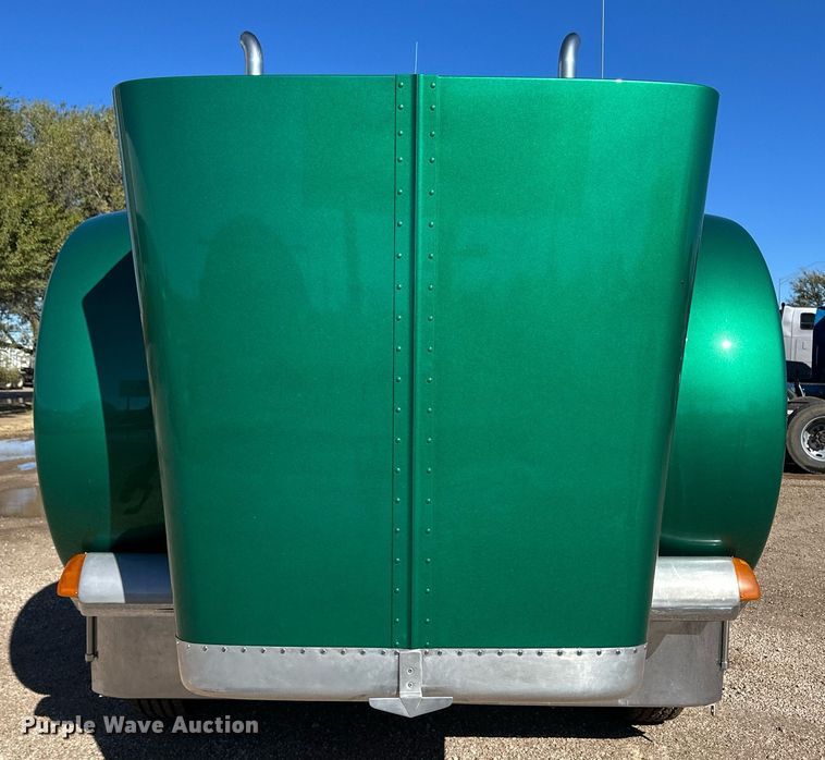 image for item DM2738 2006 Peterbilt 379 semi truck