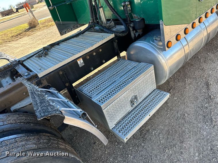 image for item DM2738 2006 Peterbilt 379 semi truck