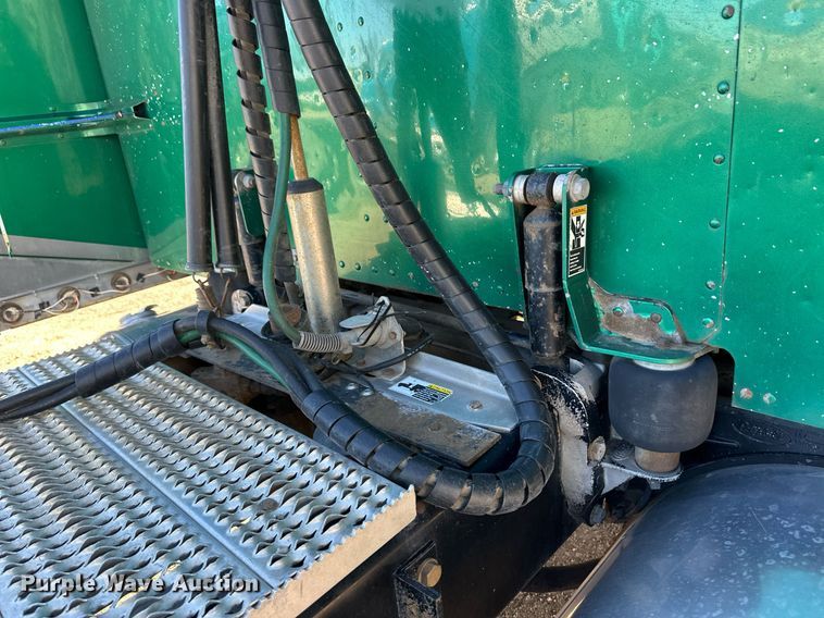 image for item DM2738 2006 Peterbilt 379 semi truck